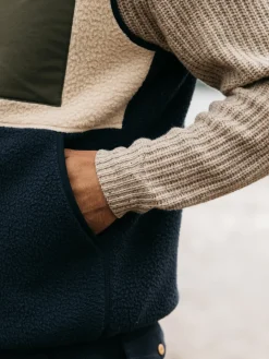 Store Finisterre Men's Bolster Fleece Vest Oatmeal/Navy