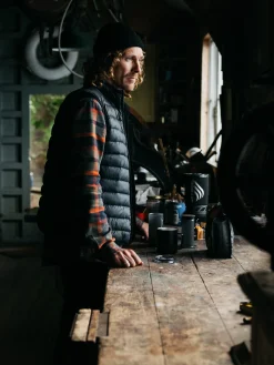 Online Finisterre Men's Nimbus Insulated Vest Black