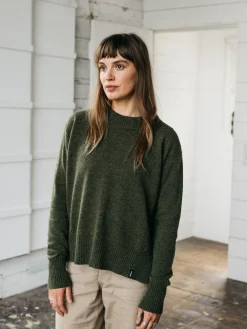 Store Finisterre Women's Cavan Ribbed Knit Sweater Olive
