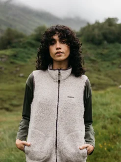 Fashion Finisterre Women's Hegen Wool Fleece Vest Oatmeal