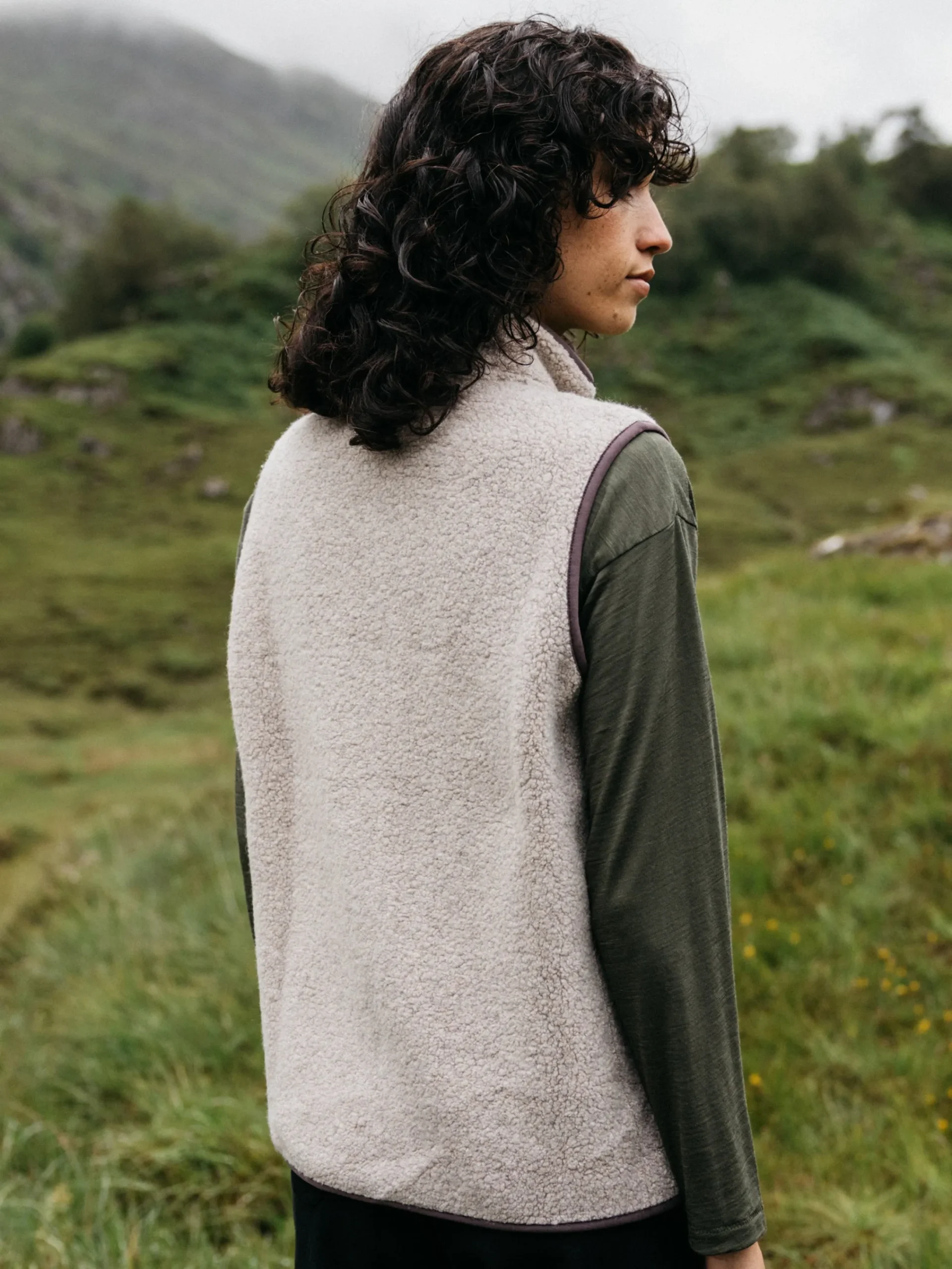 Fashion Finisterre Women's Hegen Wool Fleece Vest Oatmeal