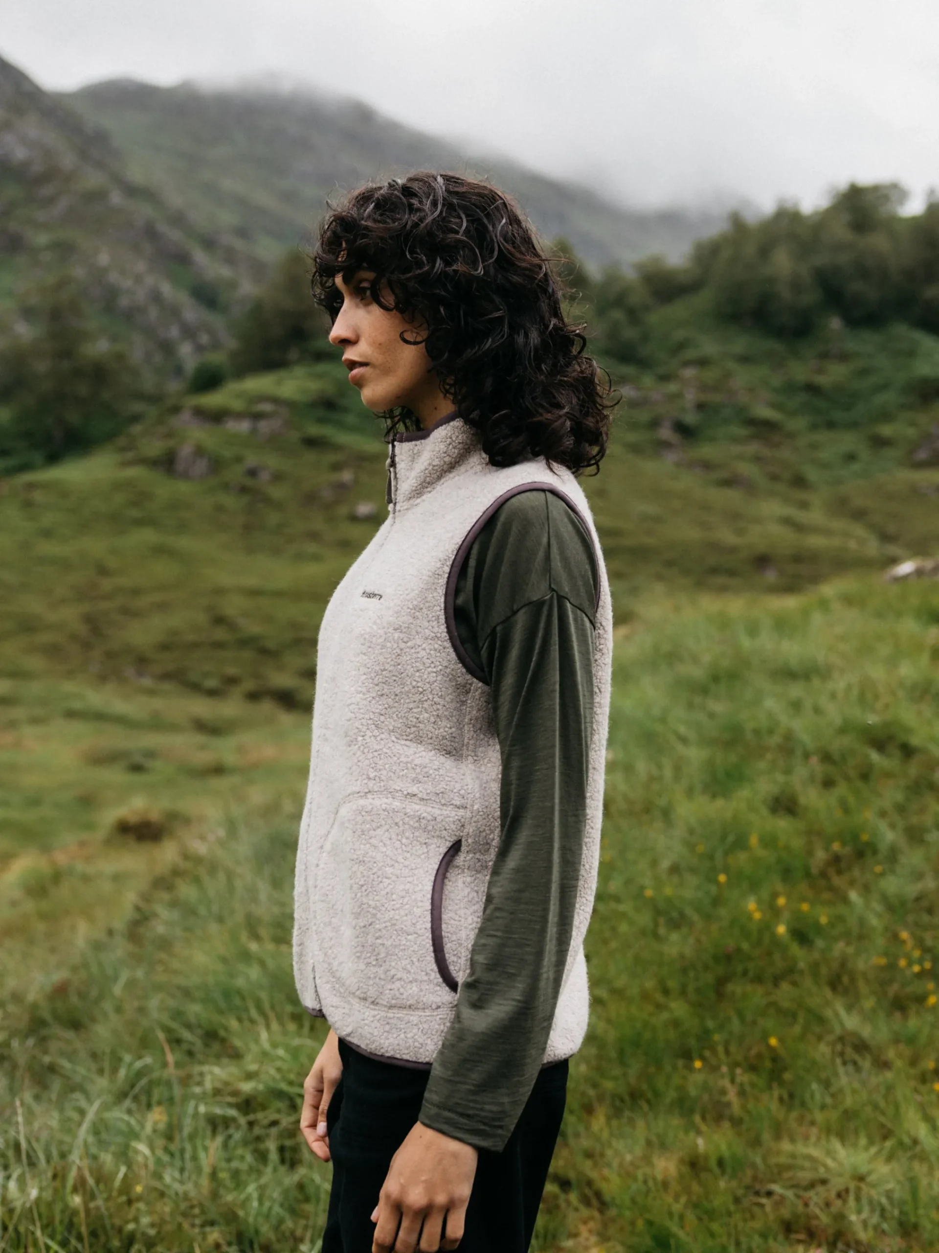 Fashion Finisterre Women's Hegen Wool Fleece Vest Oatmeal