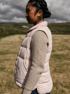 Store Finisterre Women's Lapwing Insulated Vest PinkSmoke