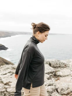 Sale Finisterre Women's Seeker Merino High Neck T-Shirt Raven