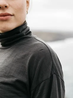 Sale Finisterre Women's Seeker Merino High Neck T-Shirt Raven