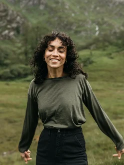 Flash Sale Finisterre Women's Seeker Merino Long Sleeve T-Shirt Olive